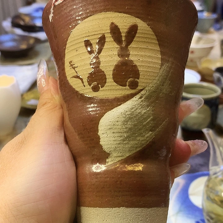 器物的色彩搭配起来很漂亮