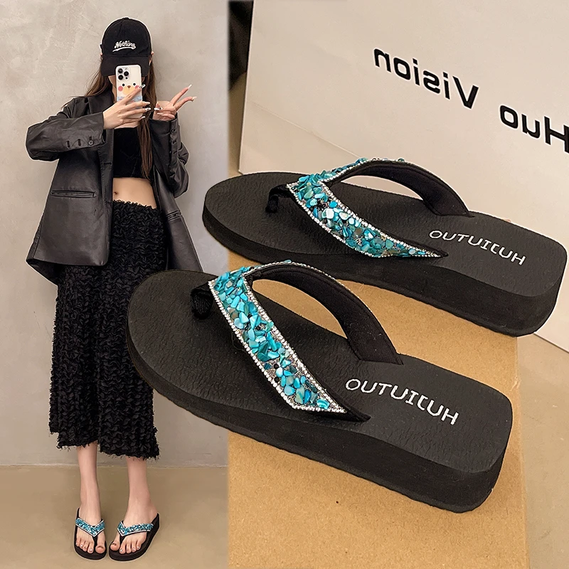 坡跟夹脚人字凉拖鞋女夏外穿2025中跟气质黑色配裙子海边沙滩凉鞋