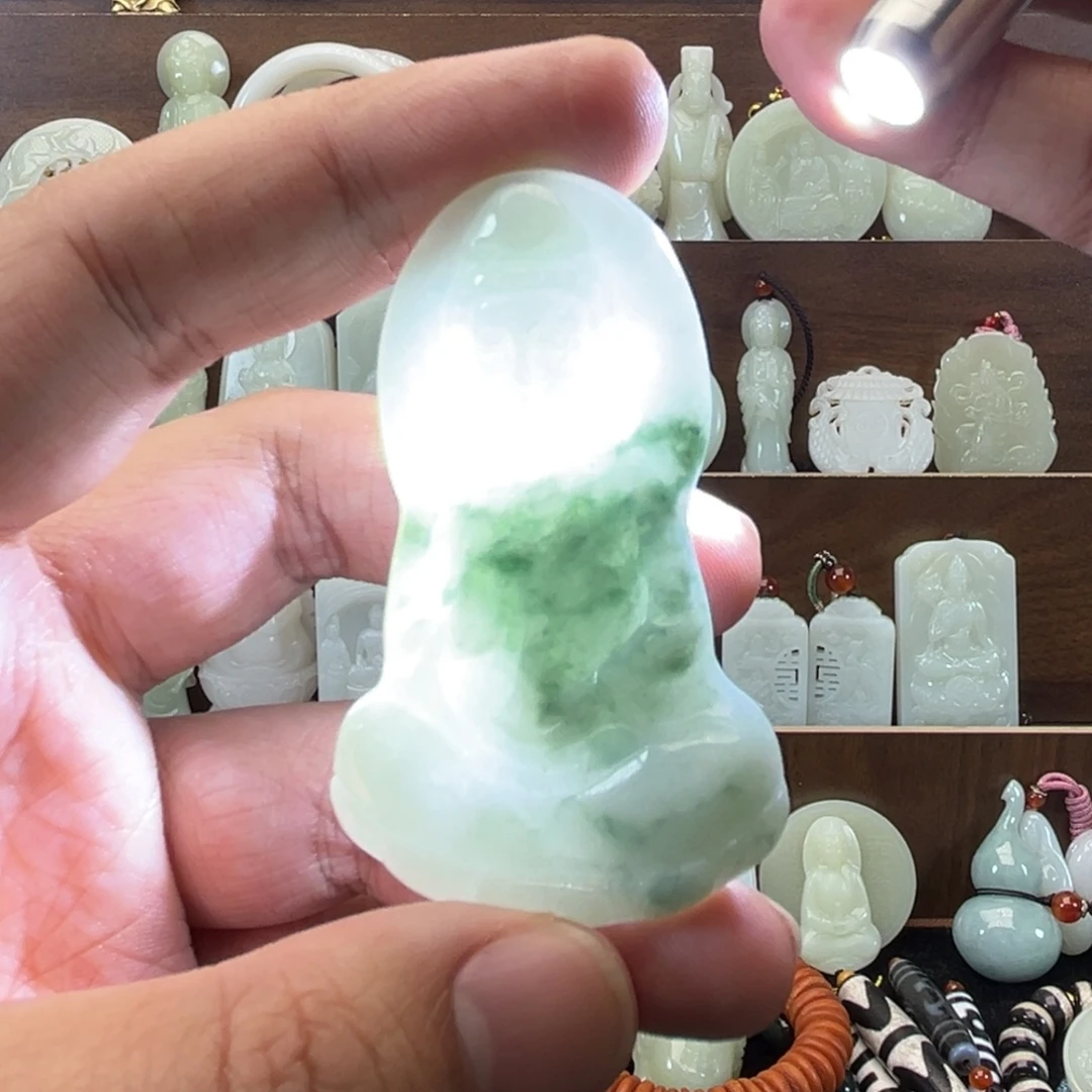 翡翠未镶嵌颈饰观音