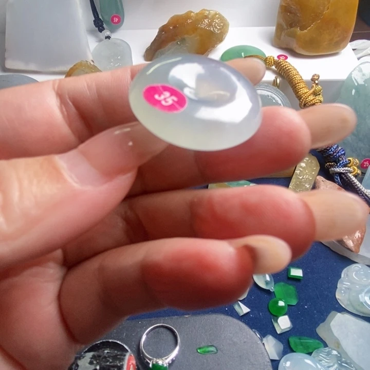 颈饰未镶嵌翡翠?**，天然翡翠