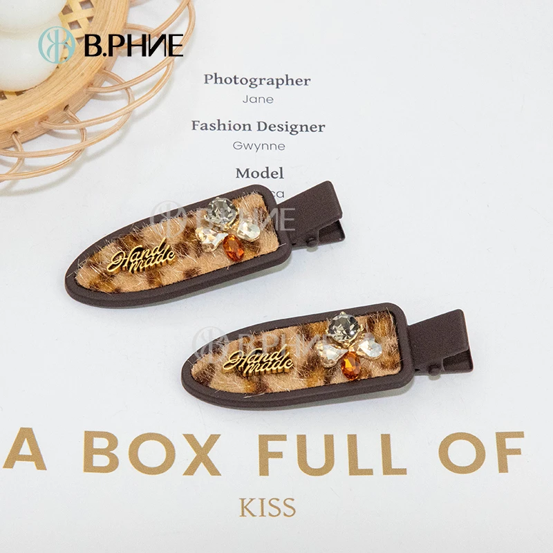 B.【贝菲】咖色底夹豹纹绒布钻压夹法式