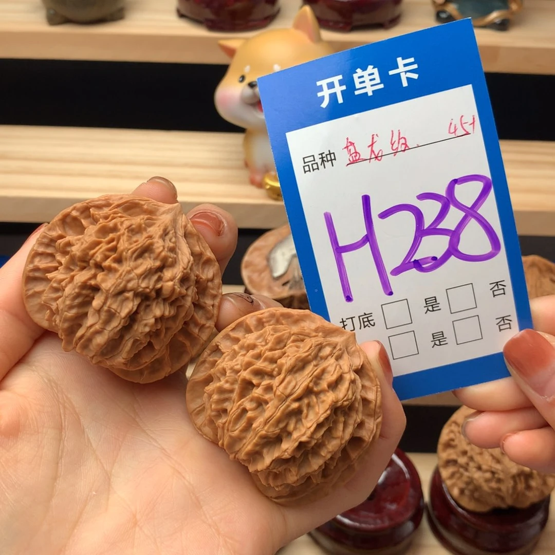 文玩核桃把件238号 盘龙纹