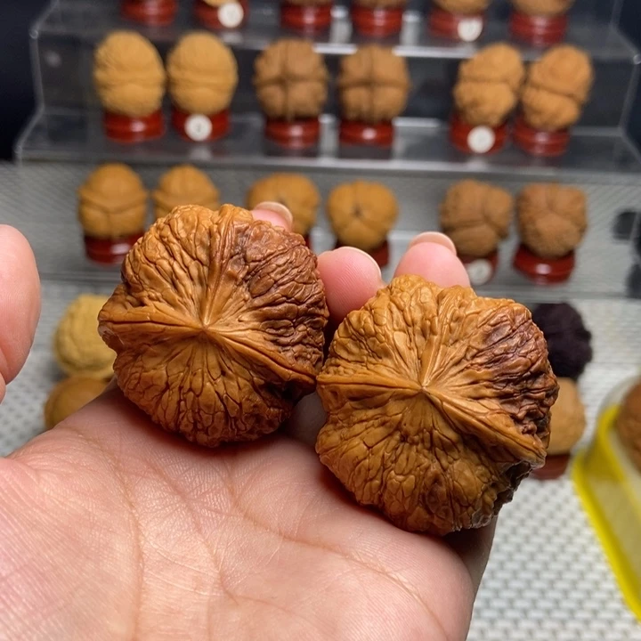 文玩核桃把件南诏铁印三棱60