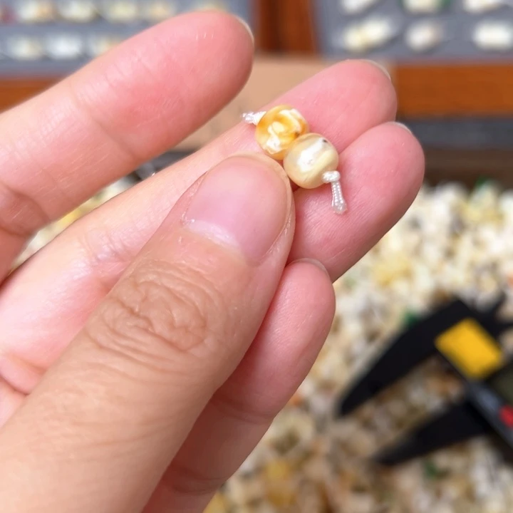 蜜蜡未镶嵌裸石6.8mm一对