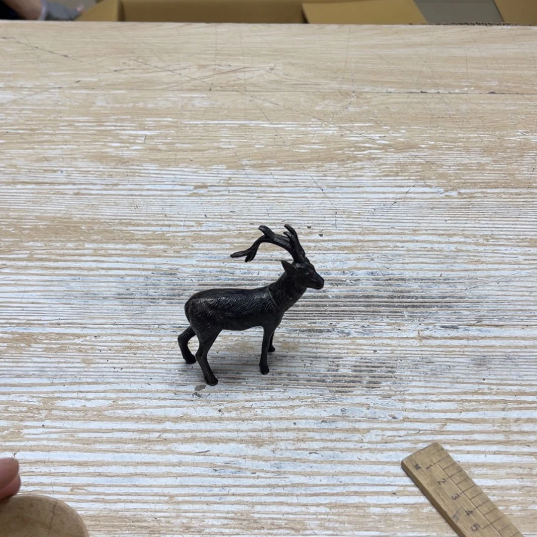 瓷片J***s密密麻麻地排列着一个