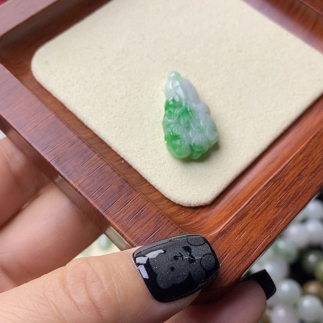 翡翠未镶嵌颈饰绿白菜
