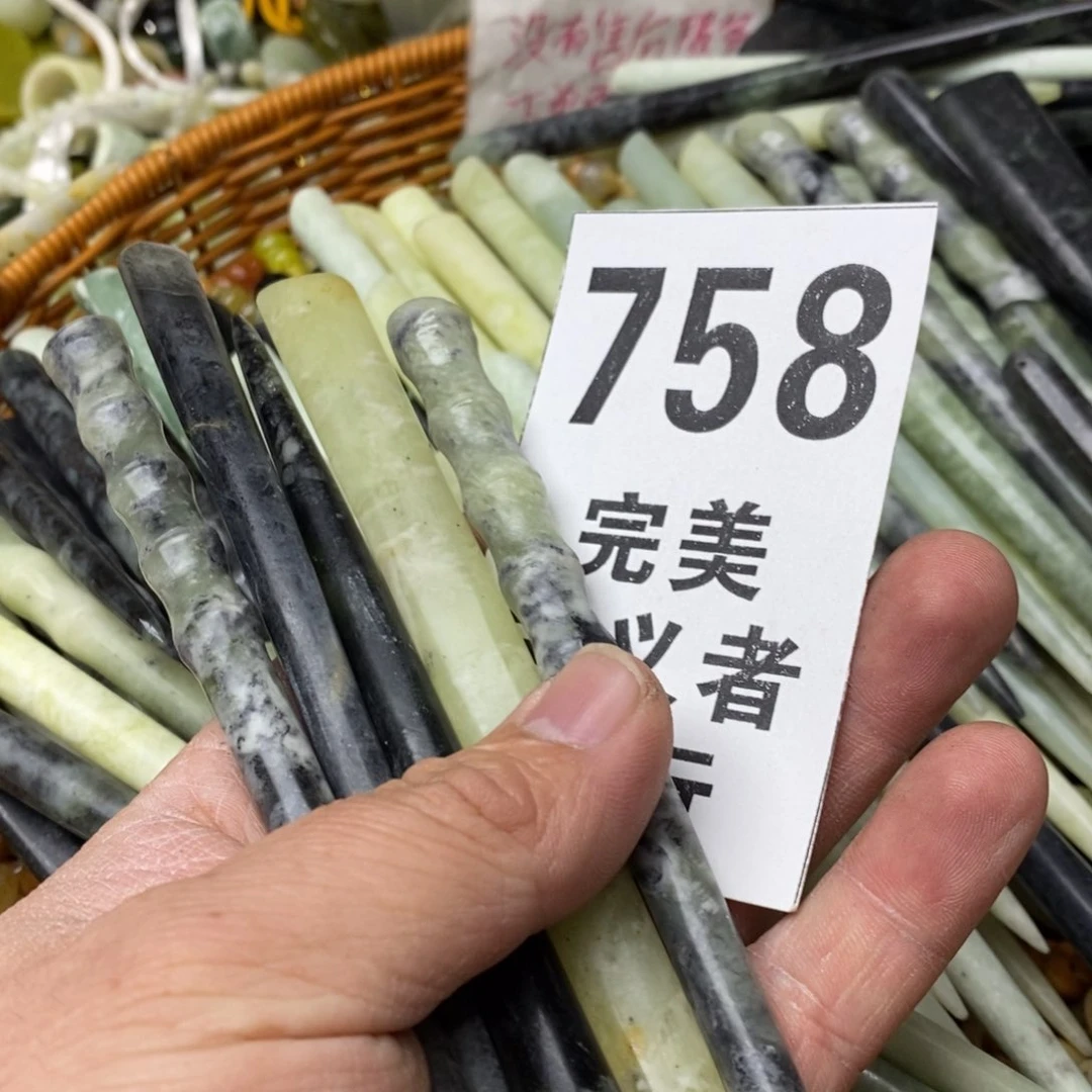 蛇纹石玉挂坠未镶嵌