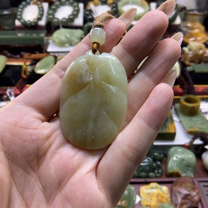 颈饰未镶嵌岫岩老玉（透闪石质玉）