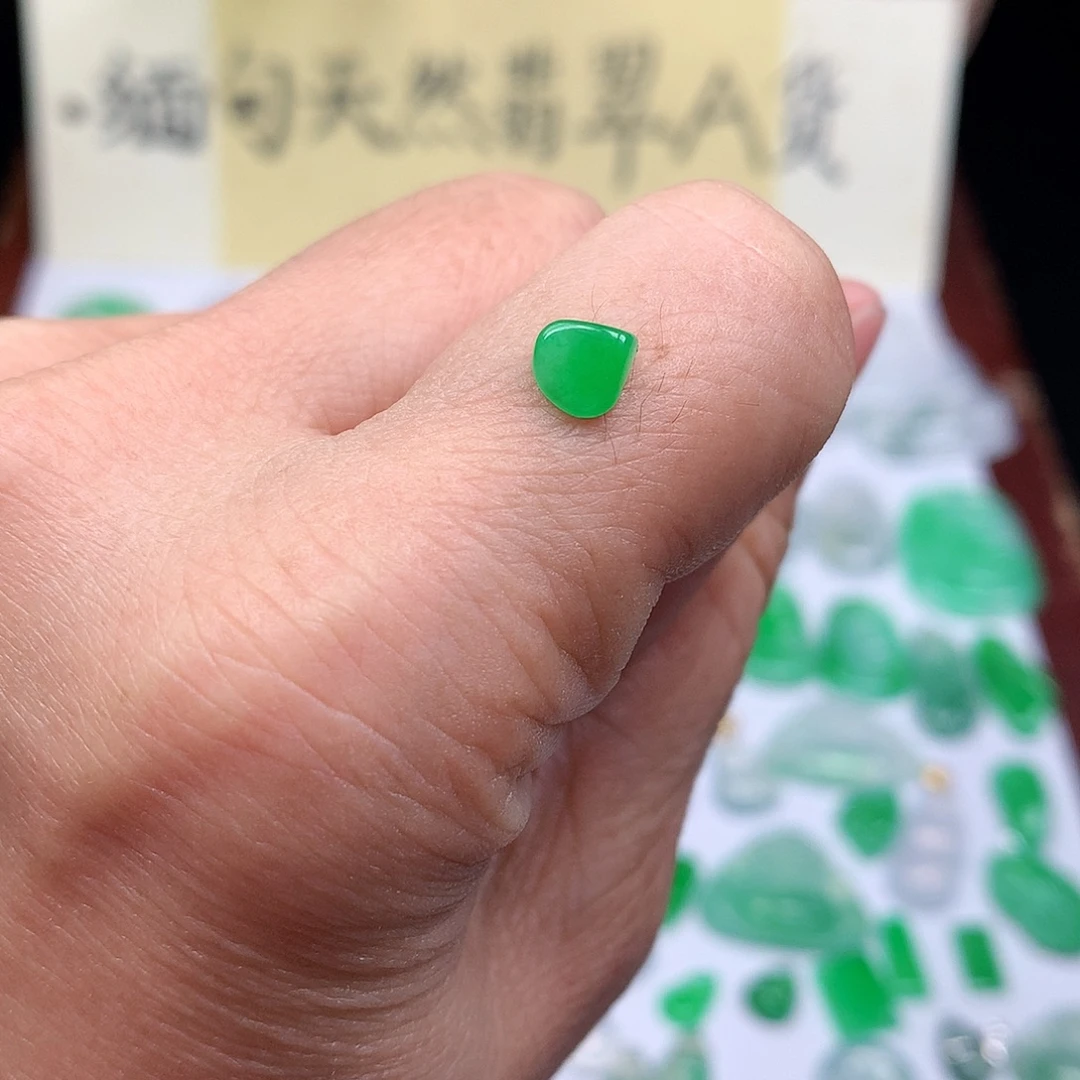 翡翠裸石缅甸天然A货翡翠阳绿随形