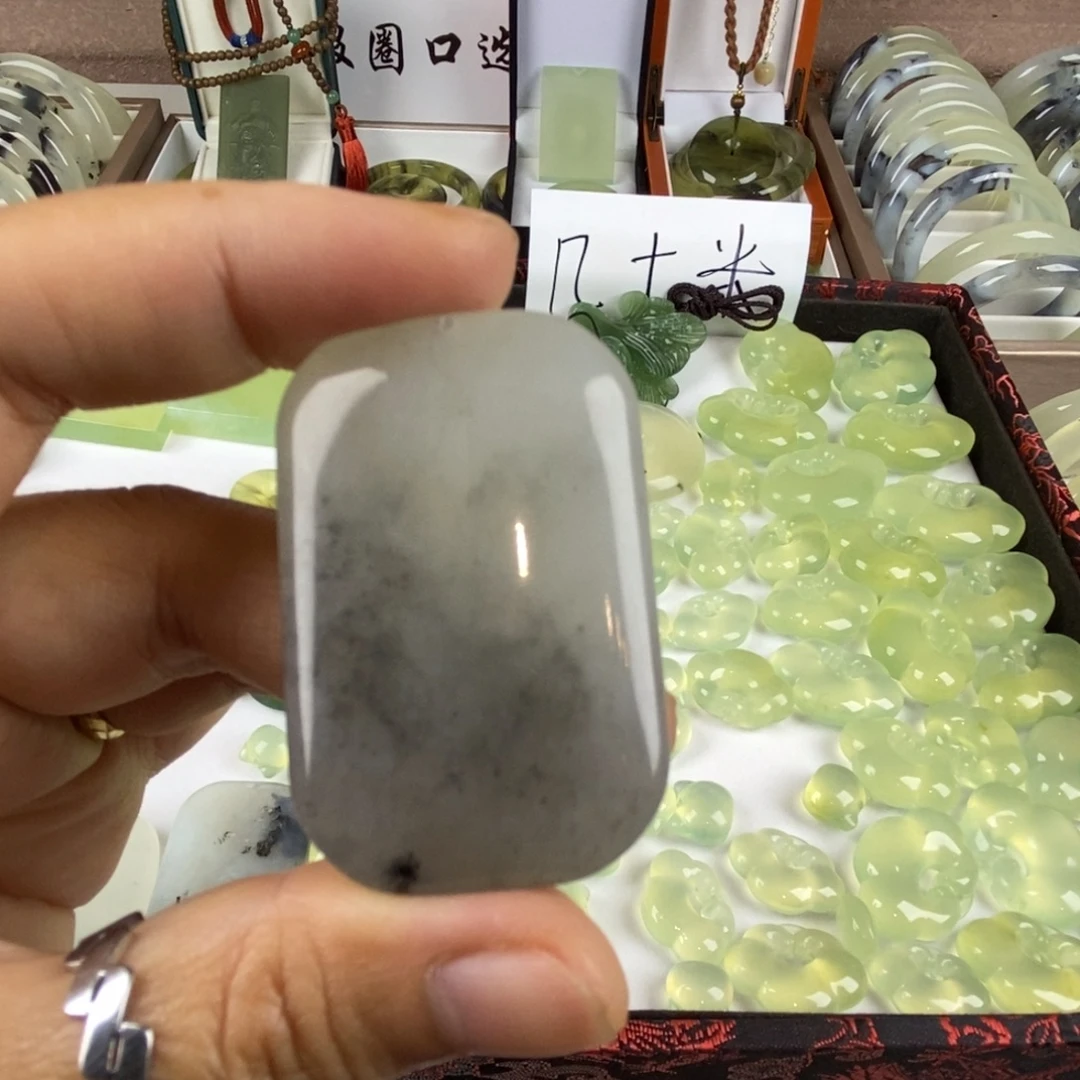 未镶嵌蛇纹石玉颈饰