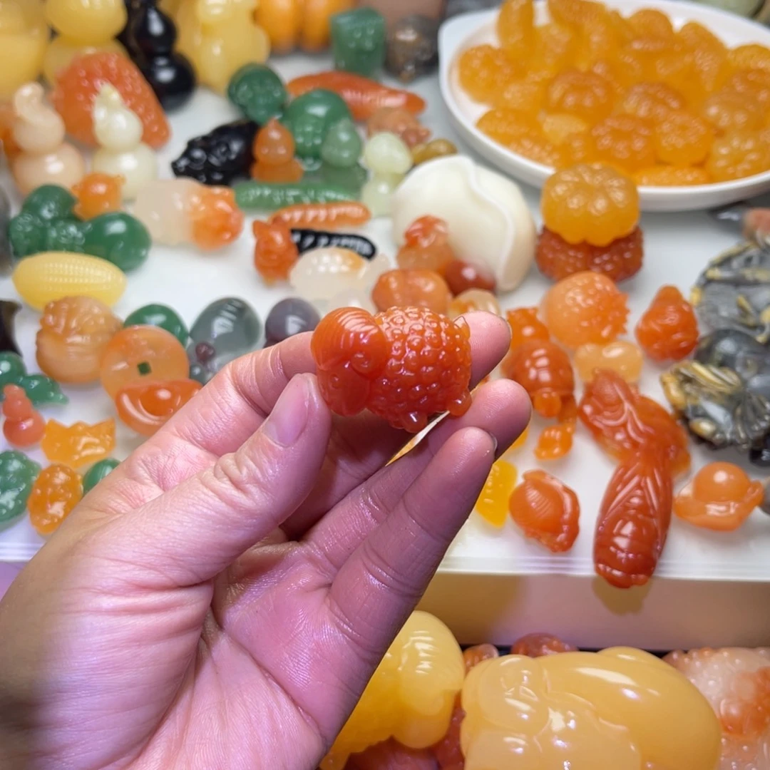 ****石英质玉（金丝玉）未镶嵌颈饰