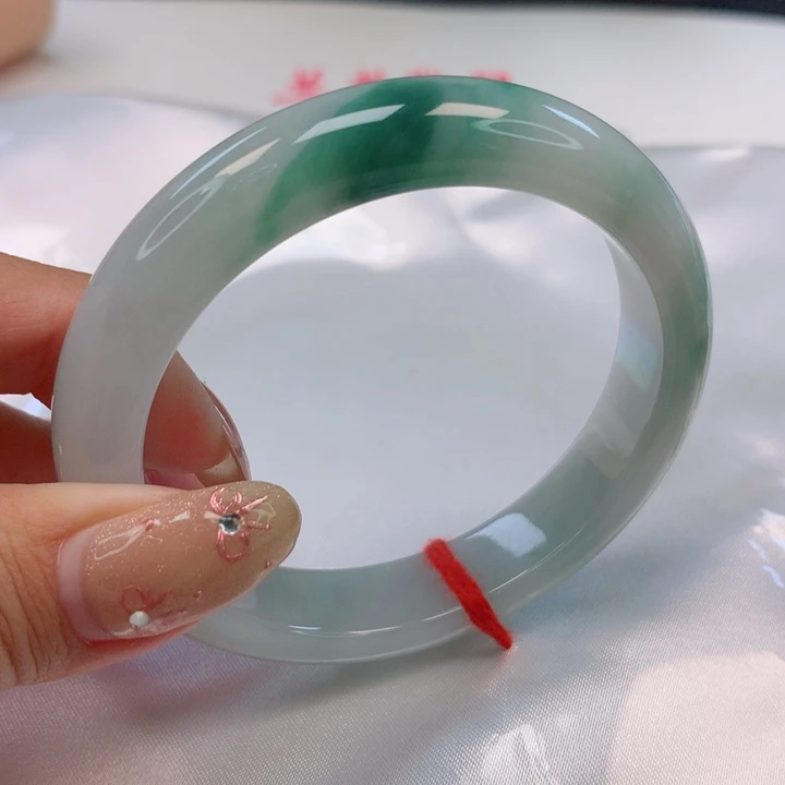 翡翠手镯未镶嵌54圈