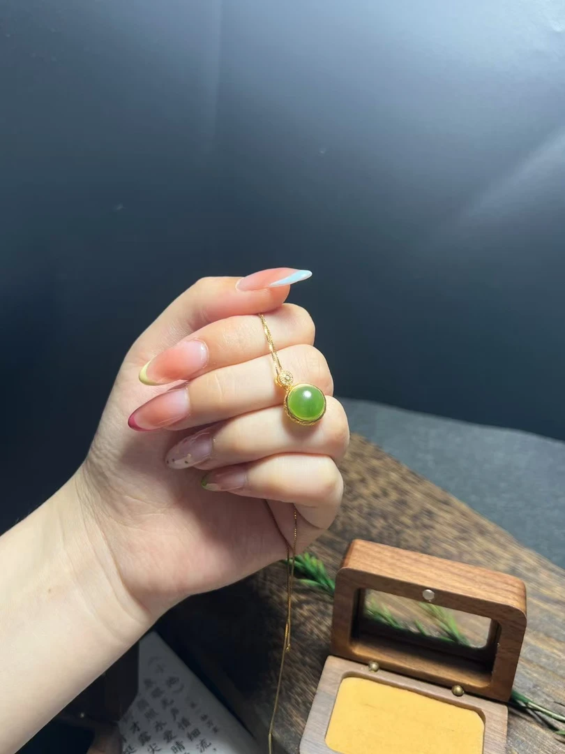 和田玉碧玉小圆牌锁骨吊坠