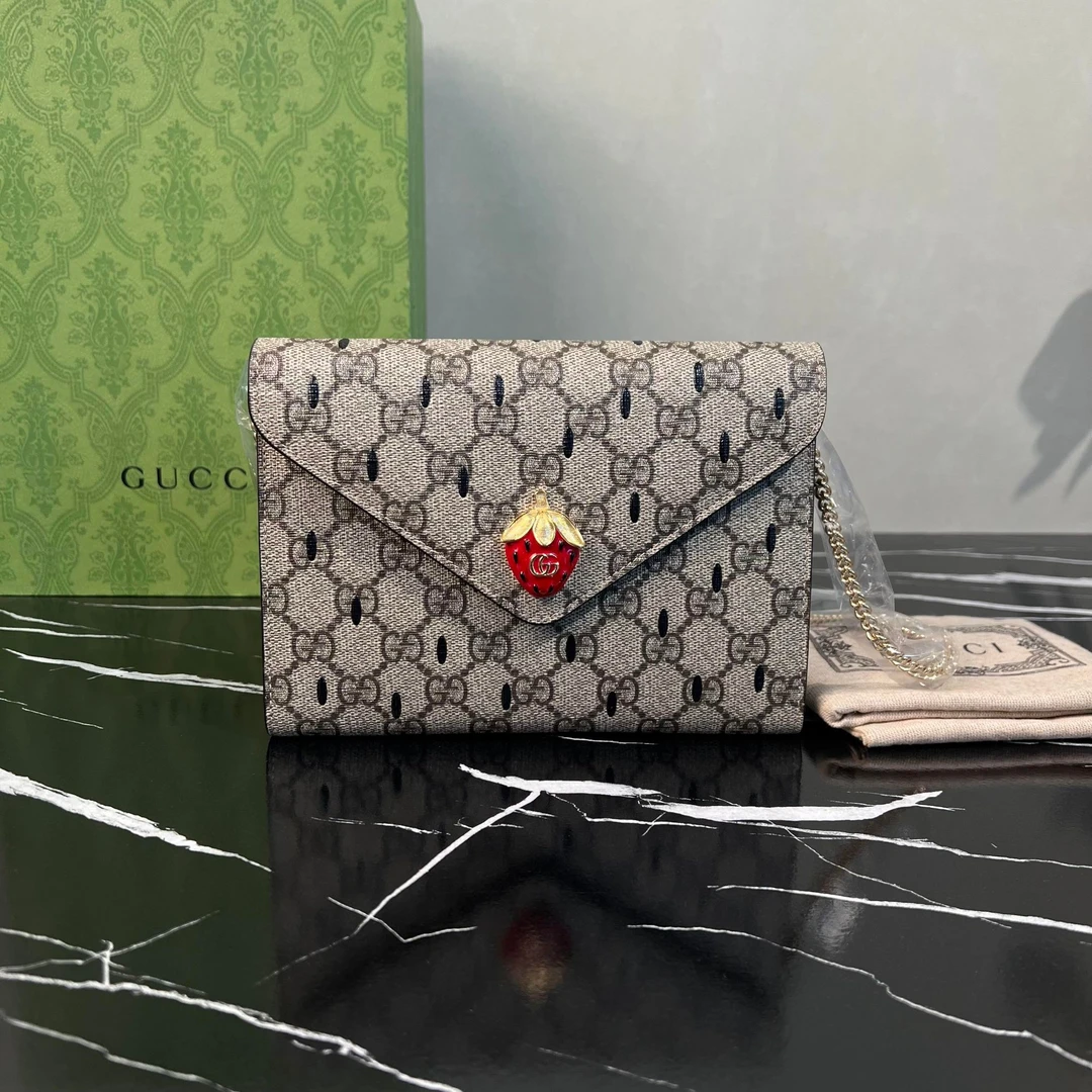 99新 GUCCI/古驰 老花草莓斜跨单肩包C835157 0960