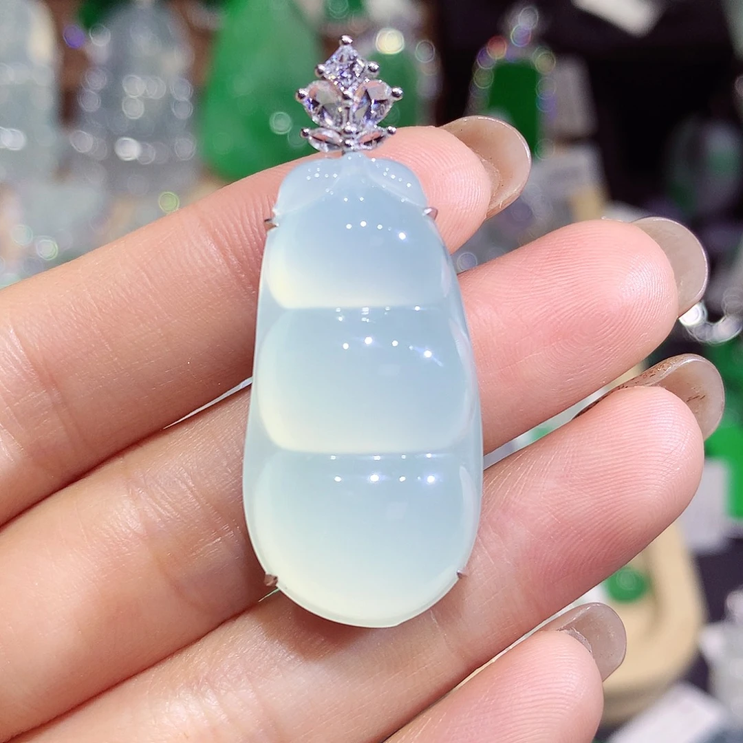 翡翠18K金镶嵌颈饰豆