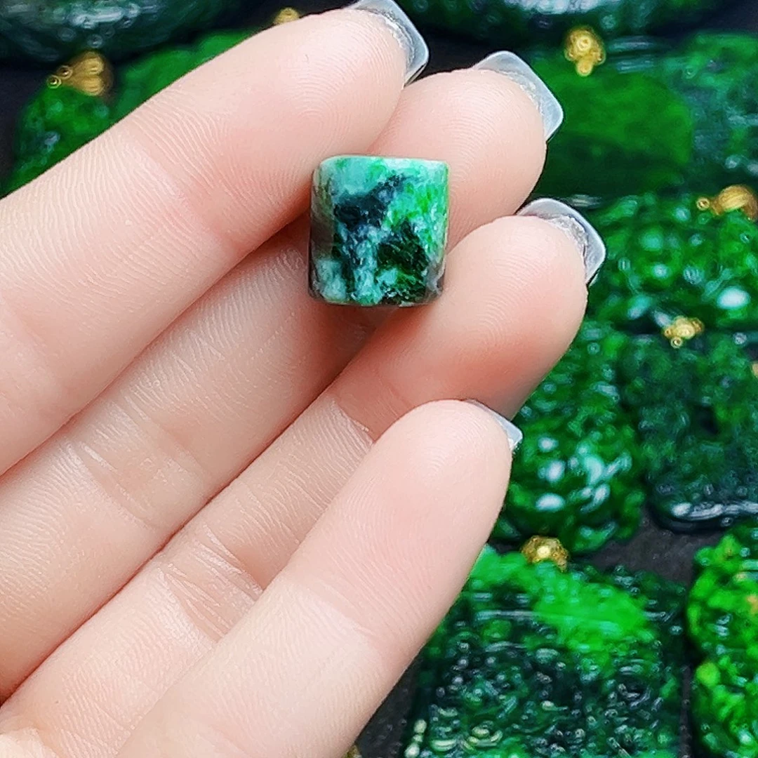 颈饰未镶嵌翡翠多样性