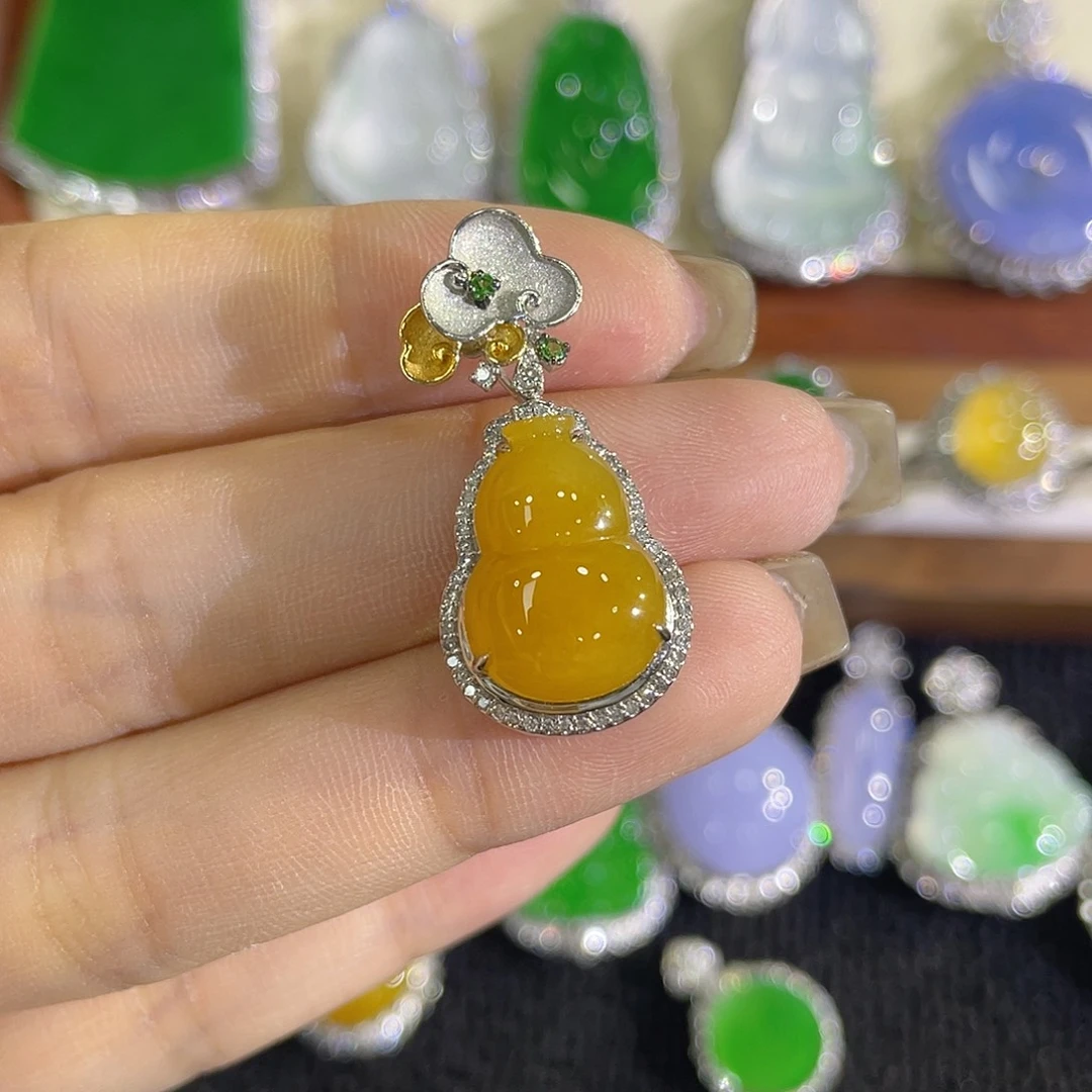 颈饰18K金镶嵌翡翠葫芦