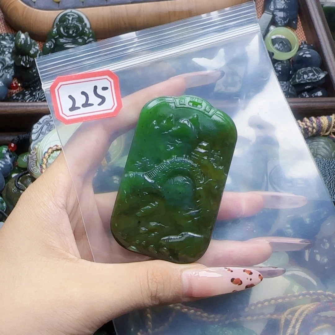 女***诺和田玉未镶嵌珠宝半成品