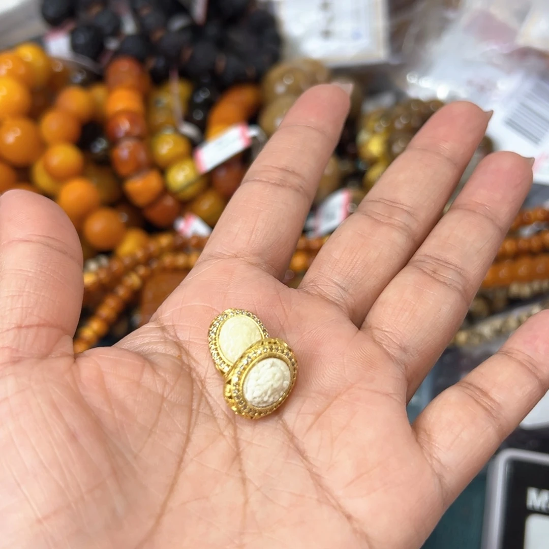 琥珀珠宝奇石未镶嵌934 发其中一个