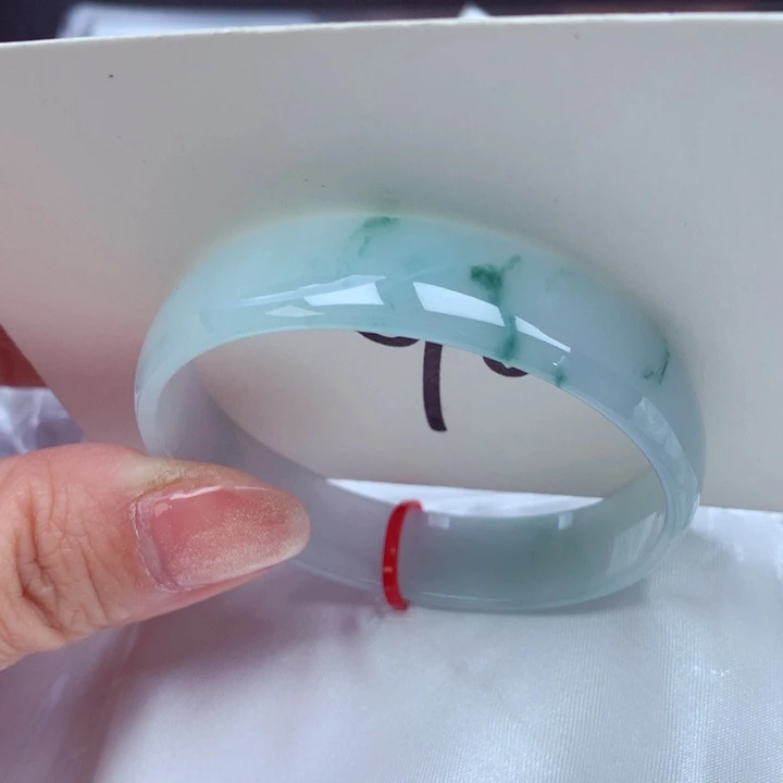 翡翠手镯未镶嵌翡翠