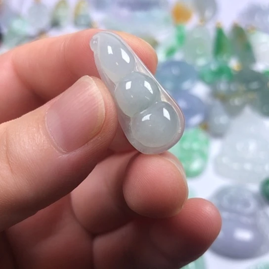 翡翠未镶嵌颈饰福豆