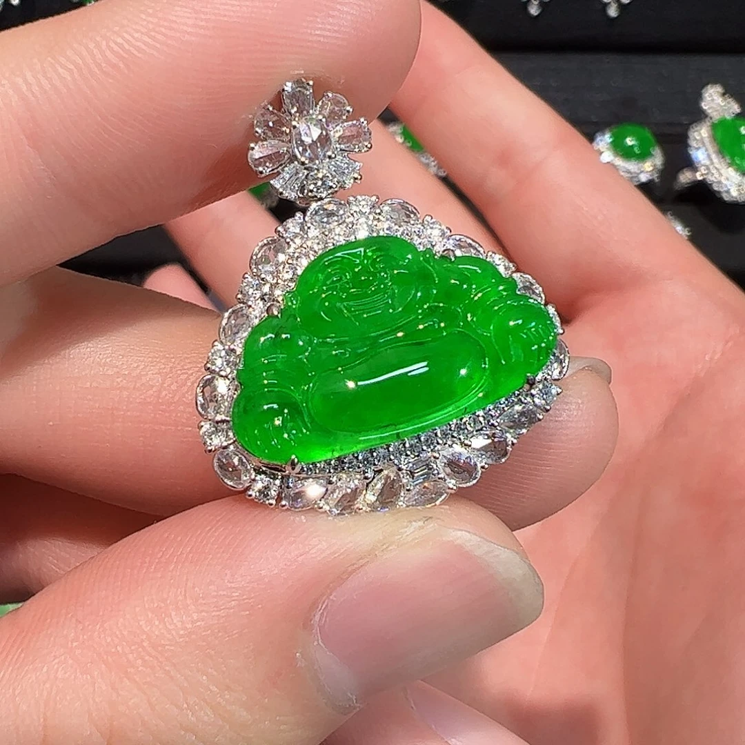 翡翠18K金镶嵌颈饰佛