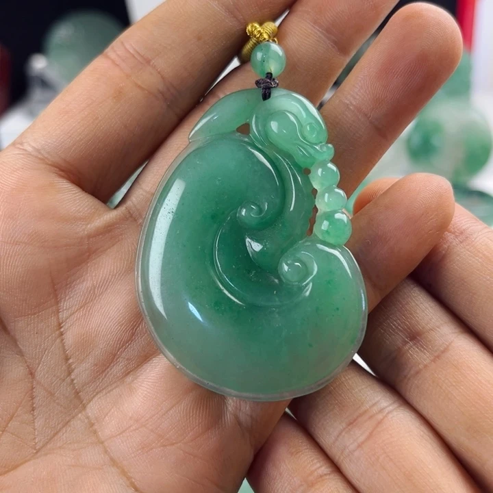 颈饰未镶嵌石英质玉