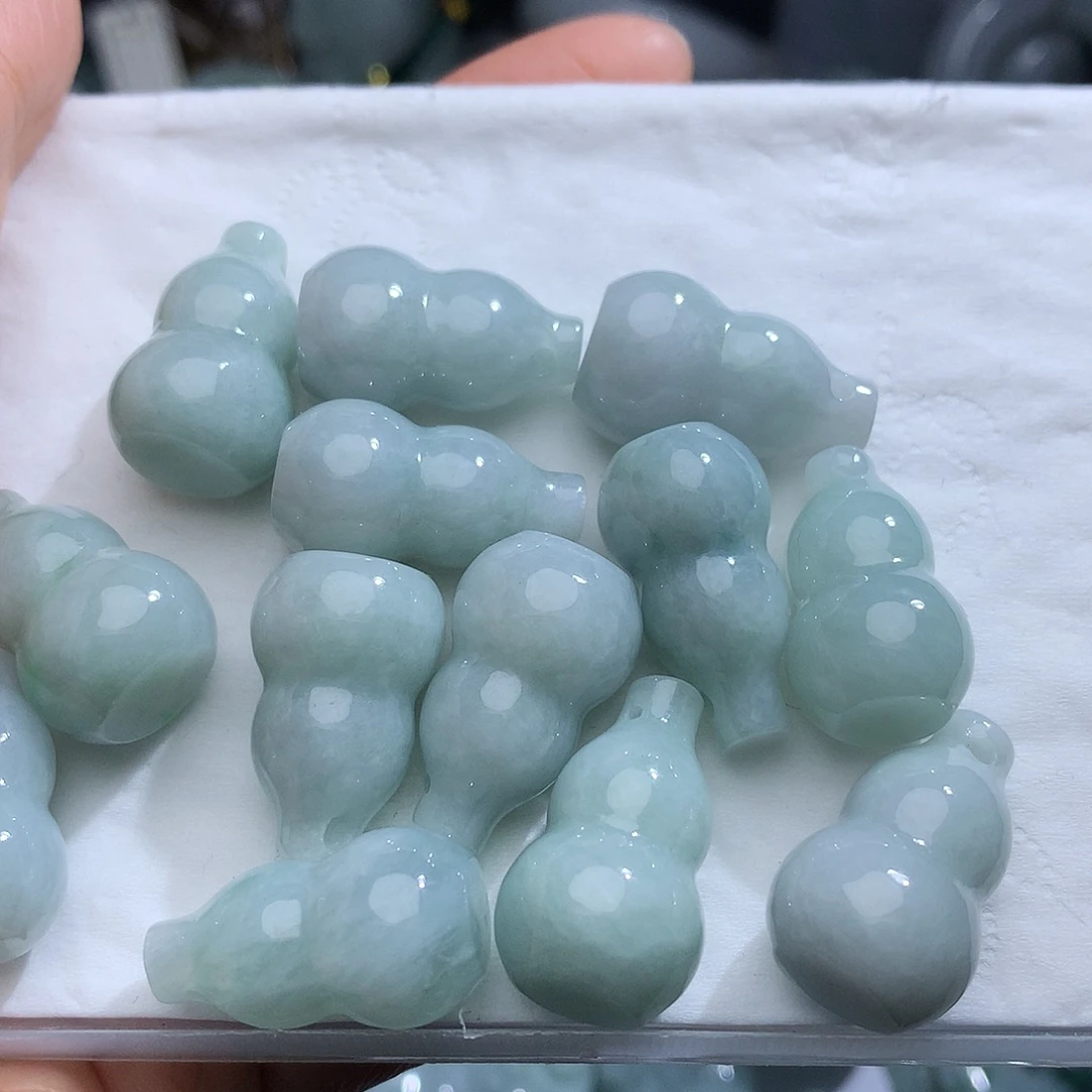 翡翠未镶嵌颈饰多样性发其一