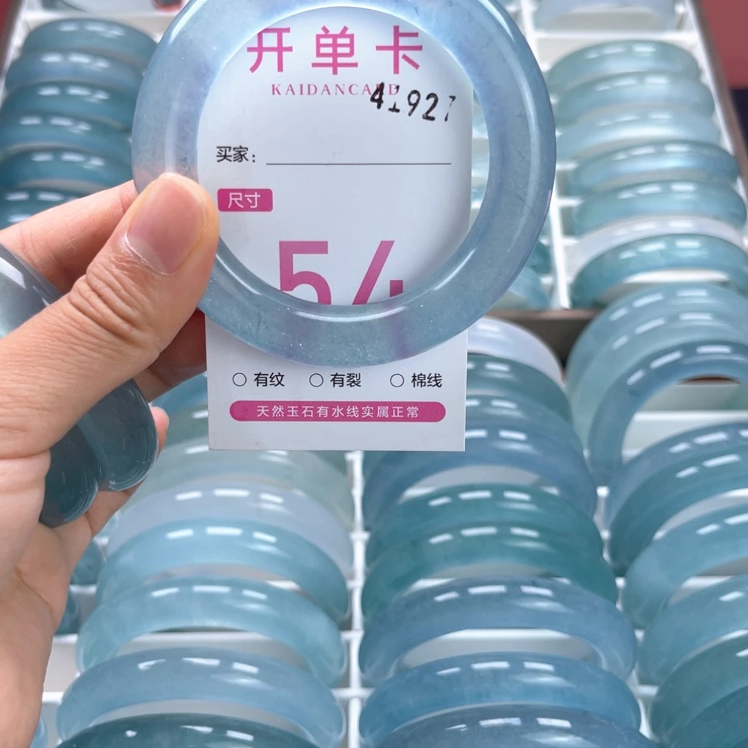 甜***。未镶嵌手镯石英质玉