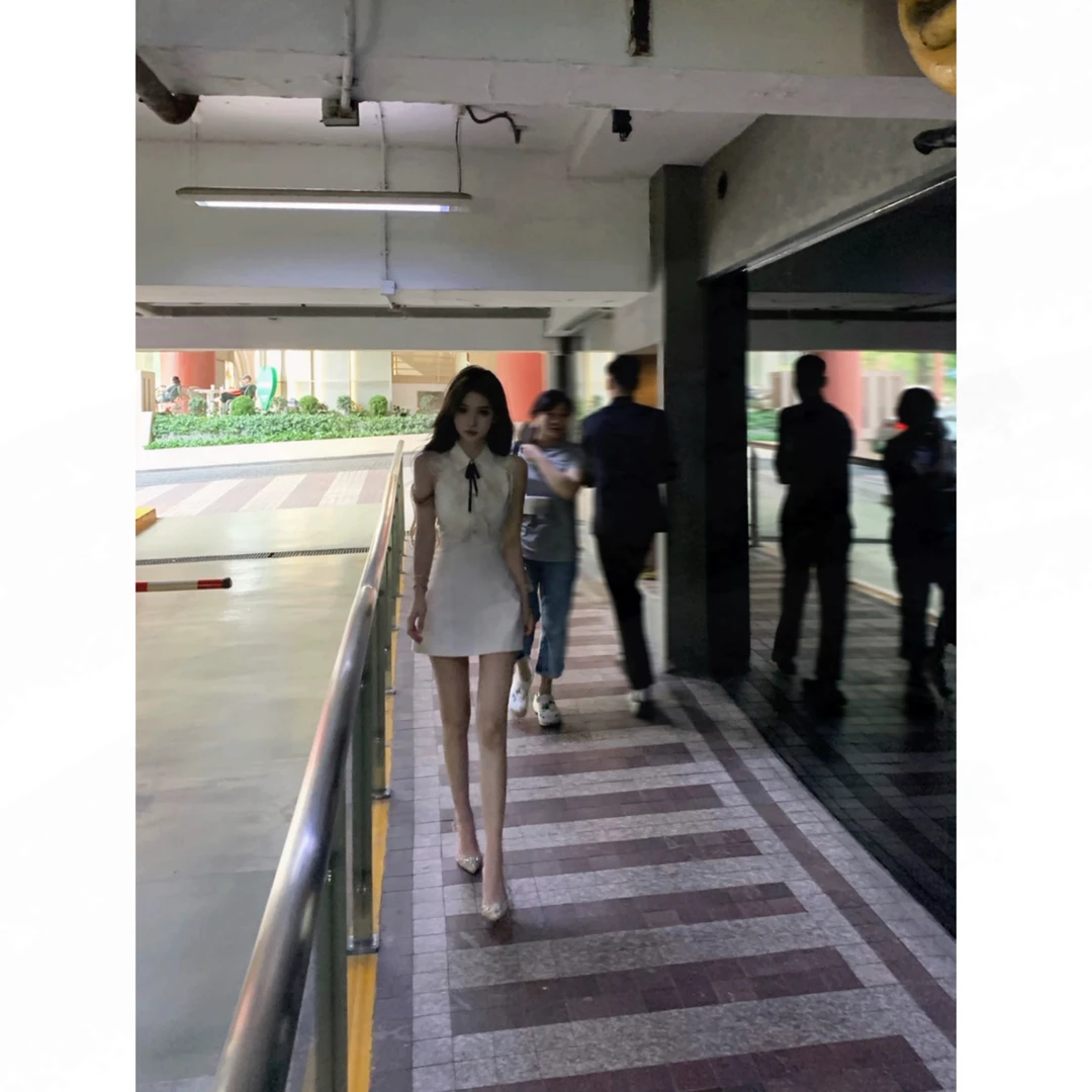 落落白月小众设计感缎面温柔套装高端气质显瘦系带法式千金上衣女