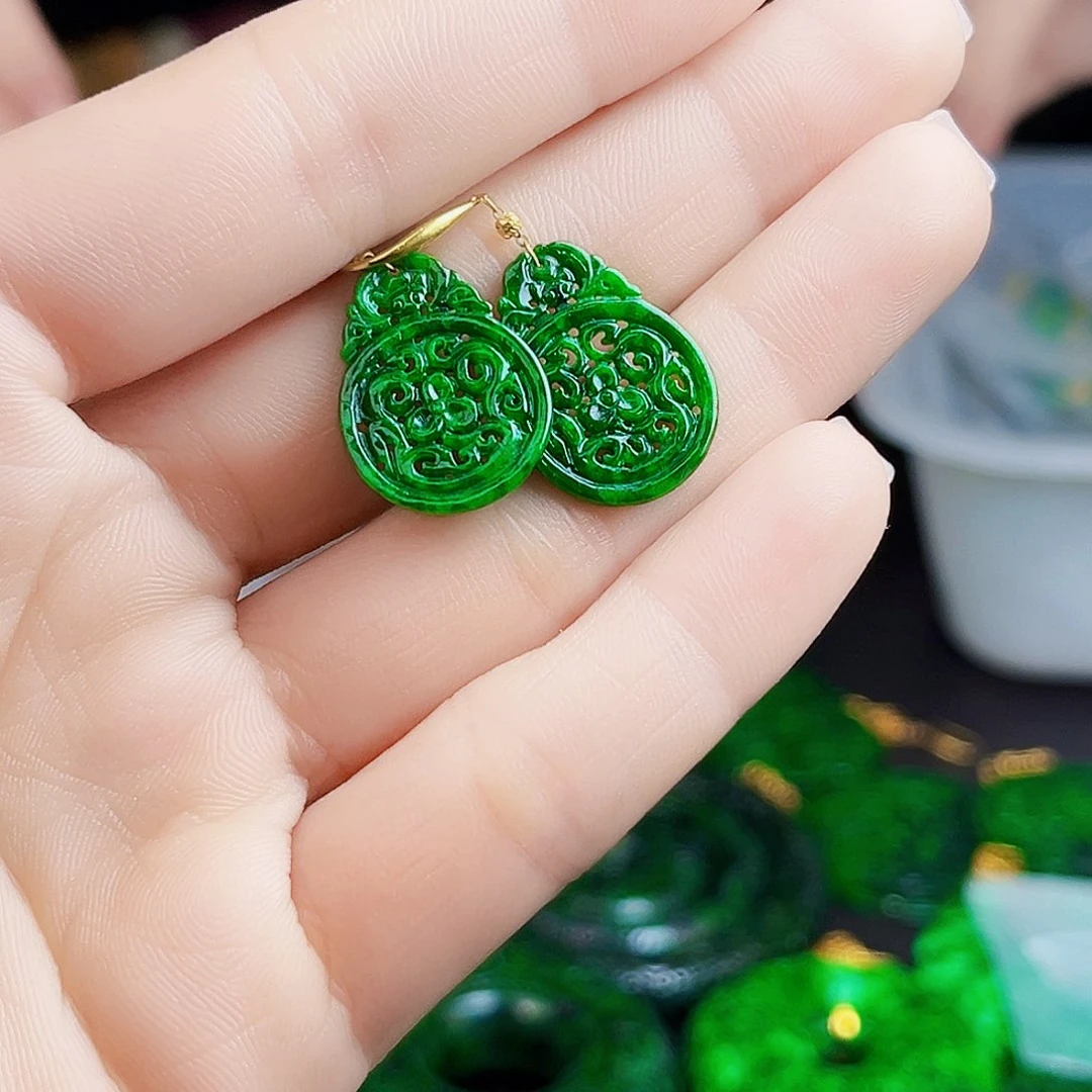 颈饰18K金镶嵌翡翠多样性