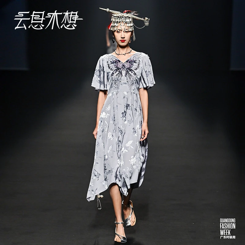 云思木想原创中国风2023夏季新款设计感重工绣花时尚连衣裙10606