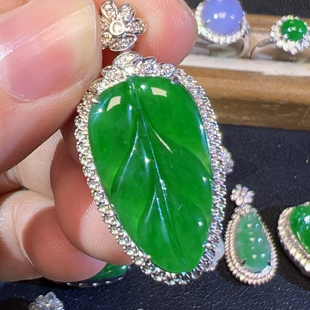 翡翠18K金镶嵌颈饰