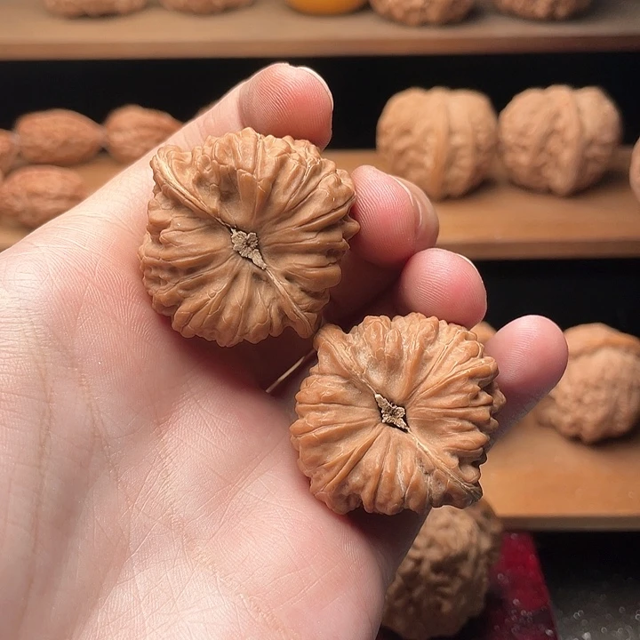 文玩核桃吊坠38全品红皮山地平谷凹底