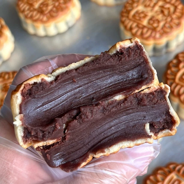 五仁黑芝麻蛋黄陈皮红豆沙月饼蛋黄月饼传统广式江门豆沙月饼糕点