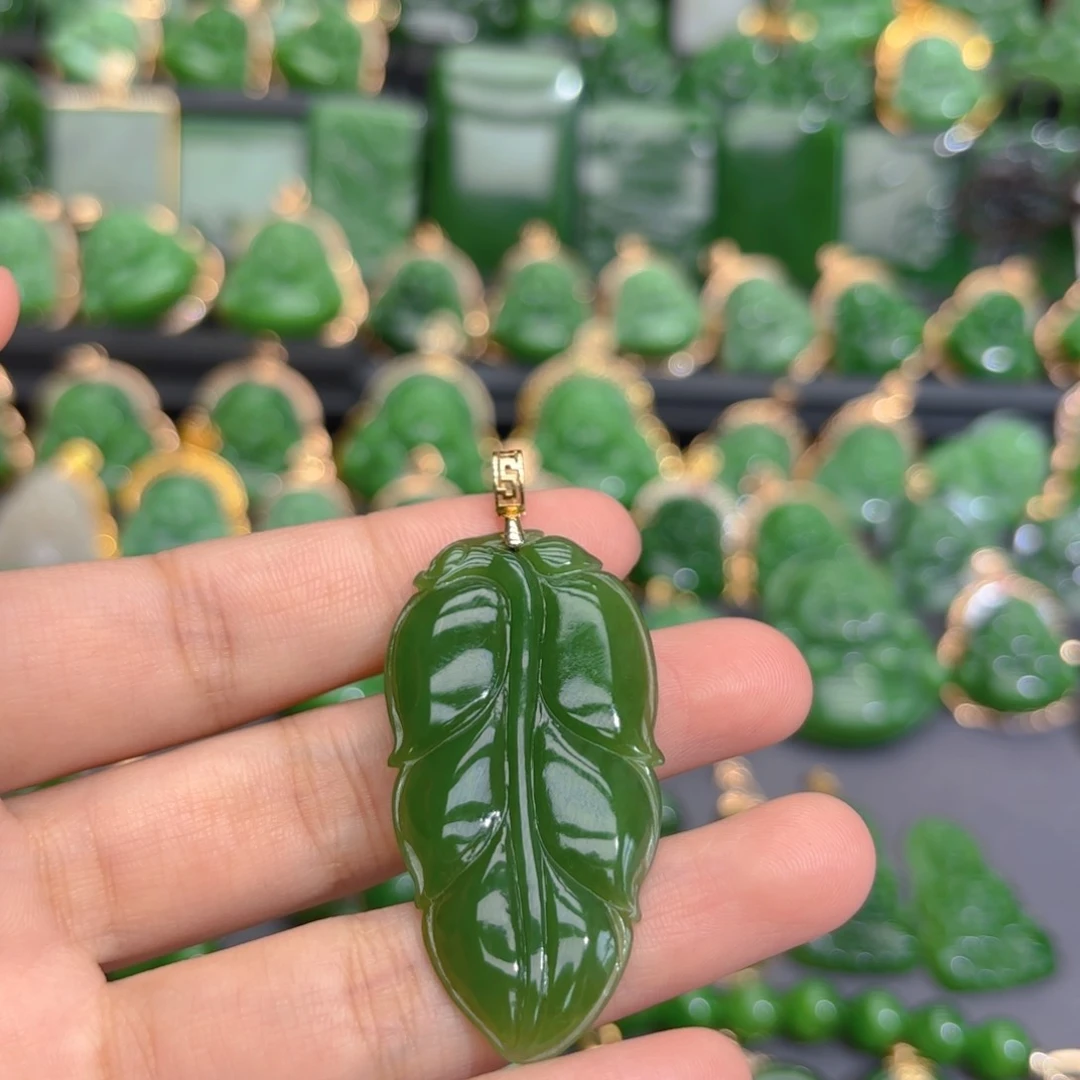 颈饰18K金镶嵌和田玉（碧玉）