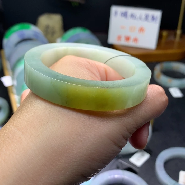 定制翡翠未镶嵌翡翠手镯
