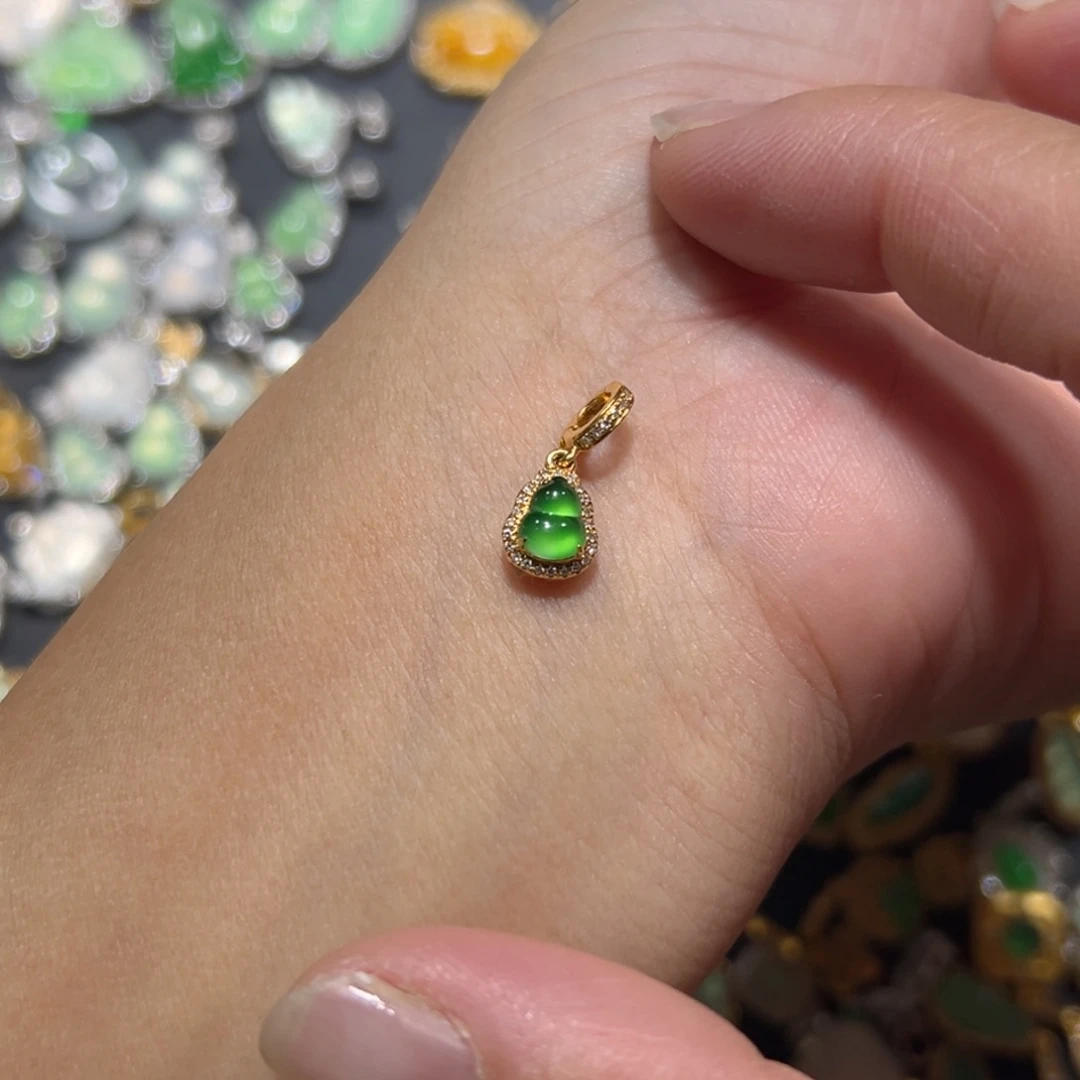 翡翠颈饰18K金镶嵌吊坠