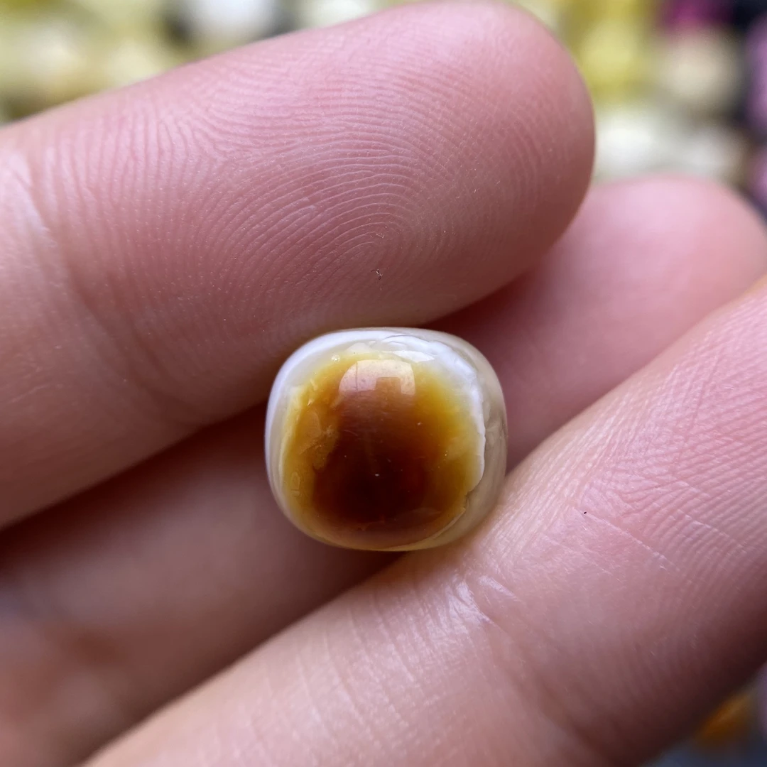 蜜蜡沁色金白老型配饰11.1×10.1mm,无优化保天然,挺精致