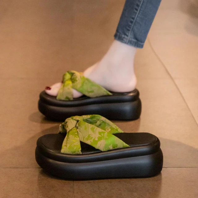 绝美厚底增高凉拖鞋女夏外穿2025新款超火配裙子外出海边沙滩凉鞋