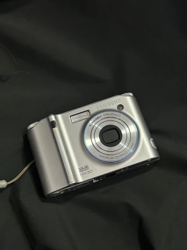 9新 Samsung/三星 nv30 银色 复古ccd数码相机