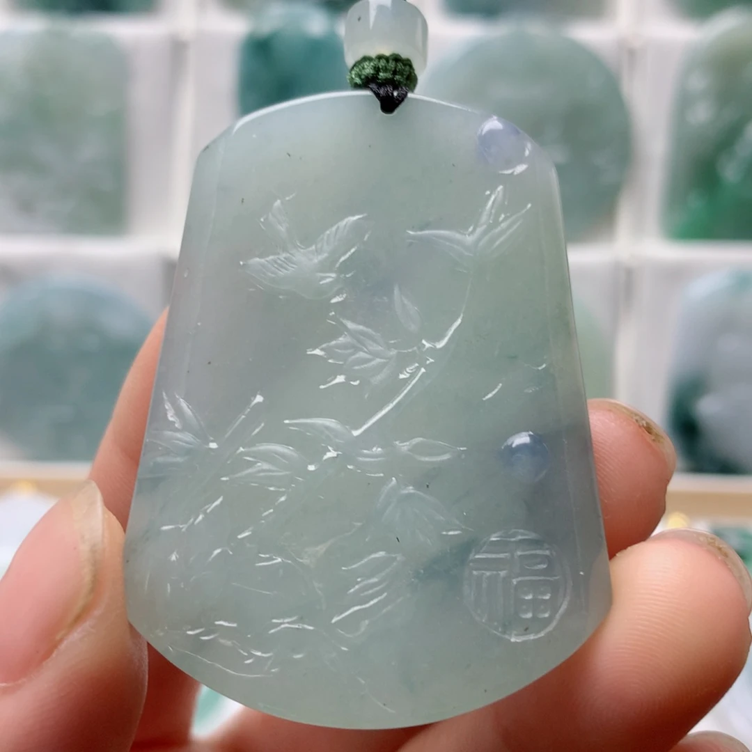 翡翠颈饰未镶嵌花鸟无事牌