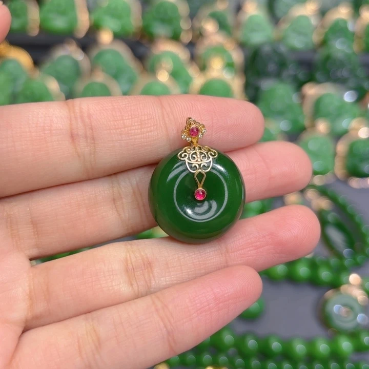 颈饰18K金镶嵌和田玉（碧玉）