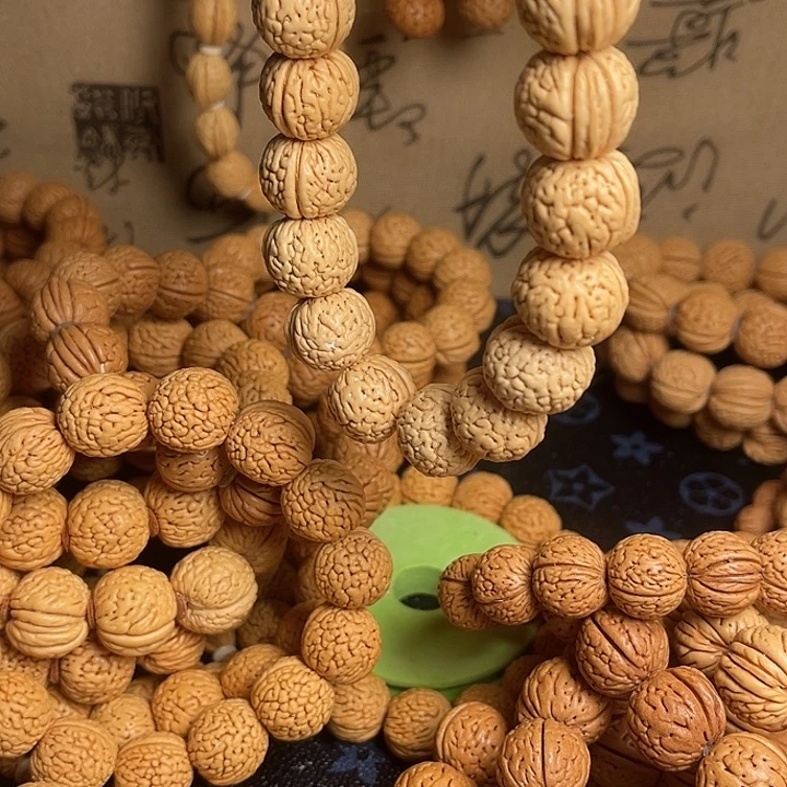 与***.桃核吊坠苹果手持