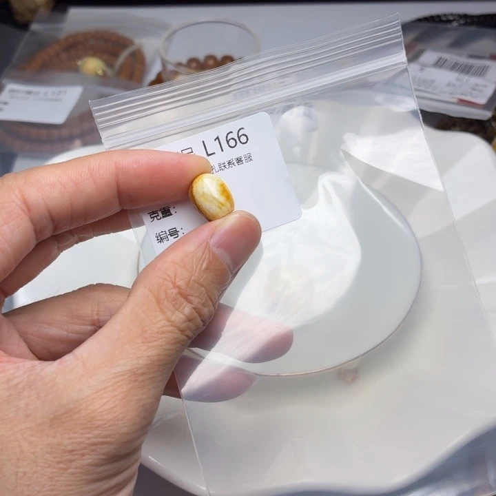 琥珀未镶嵌裸石琥珀