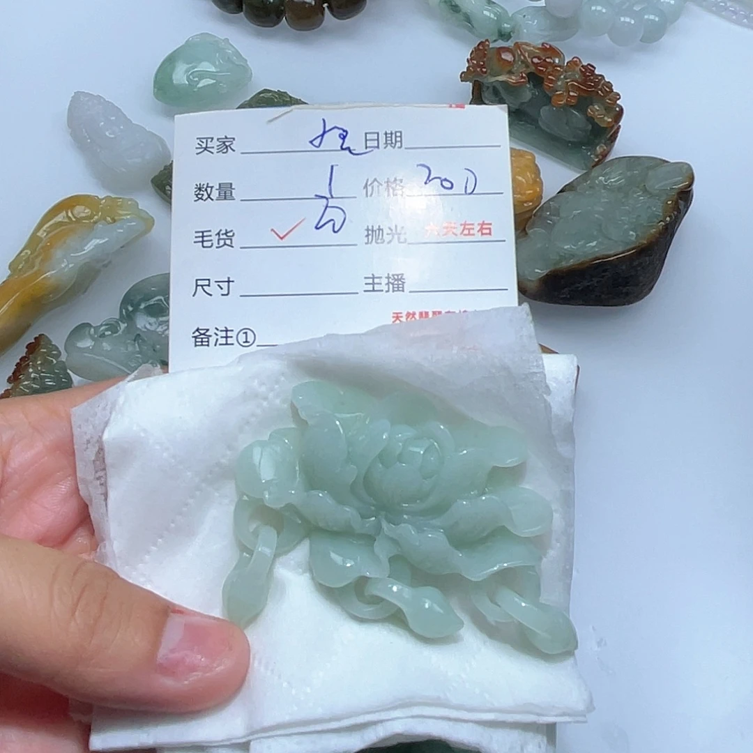 小***子翡翠未镶嵌颈饰是