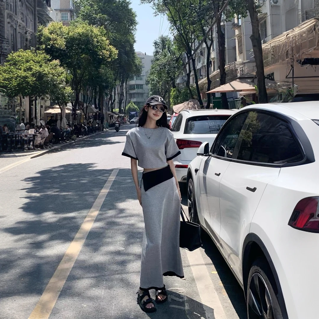 假两件灰色套装裙女2025夏季新款短袖T恤+中长半身裙两件套