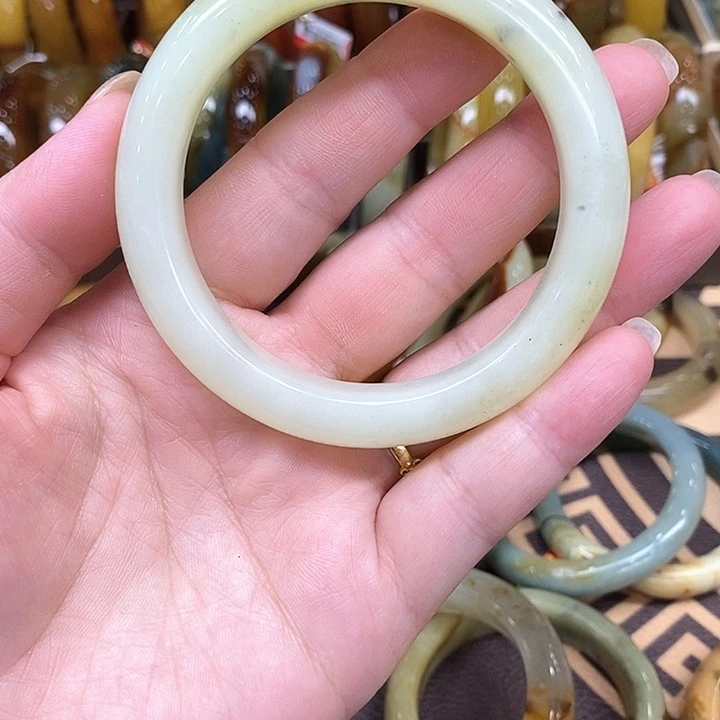 未镶嵌透闪石-蛇纹石玉手镯