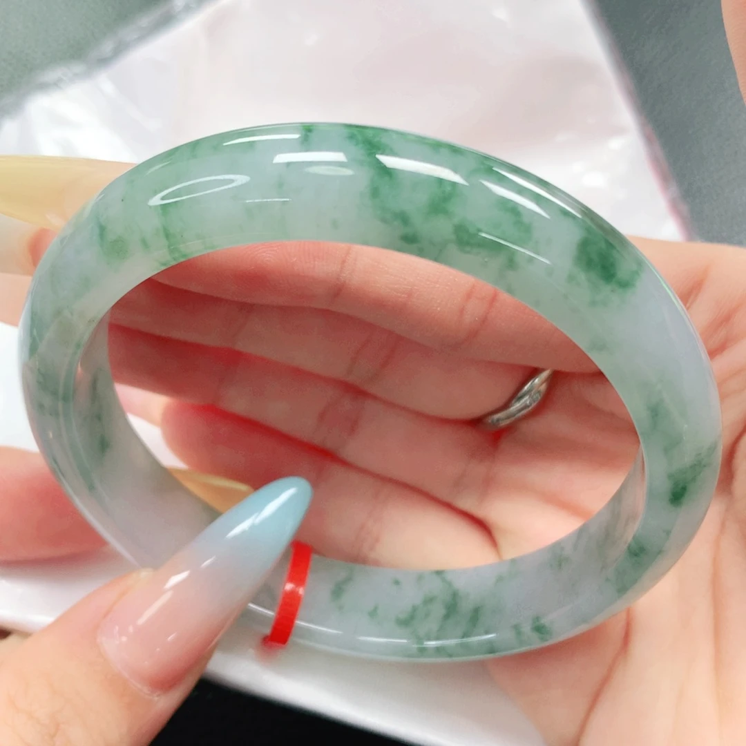 翡翠手镯未镶嵌60。