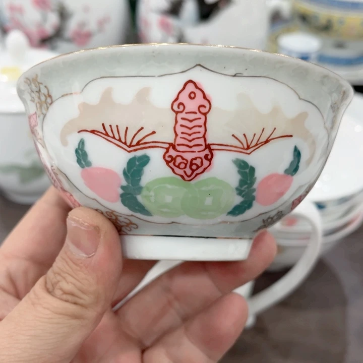 壶釉下五彩的瓷器和瓷器